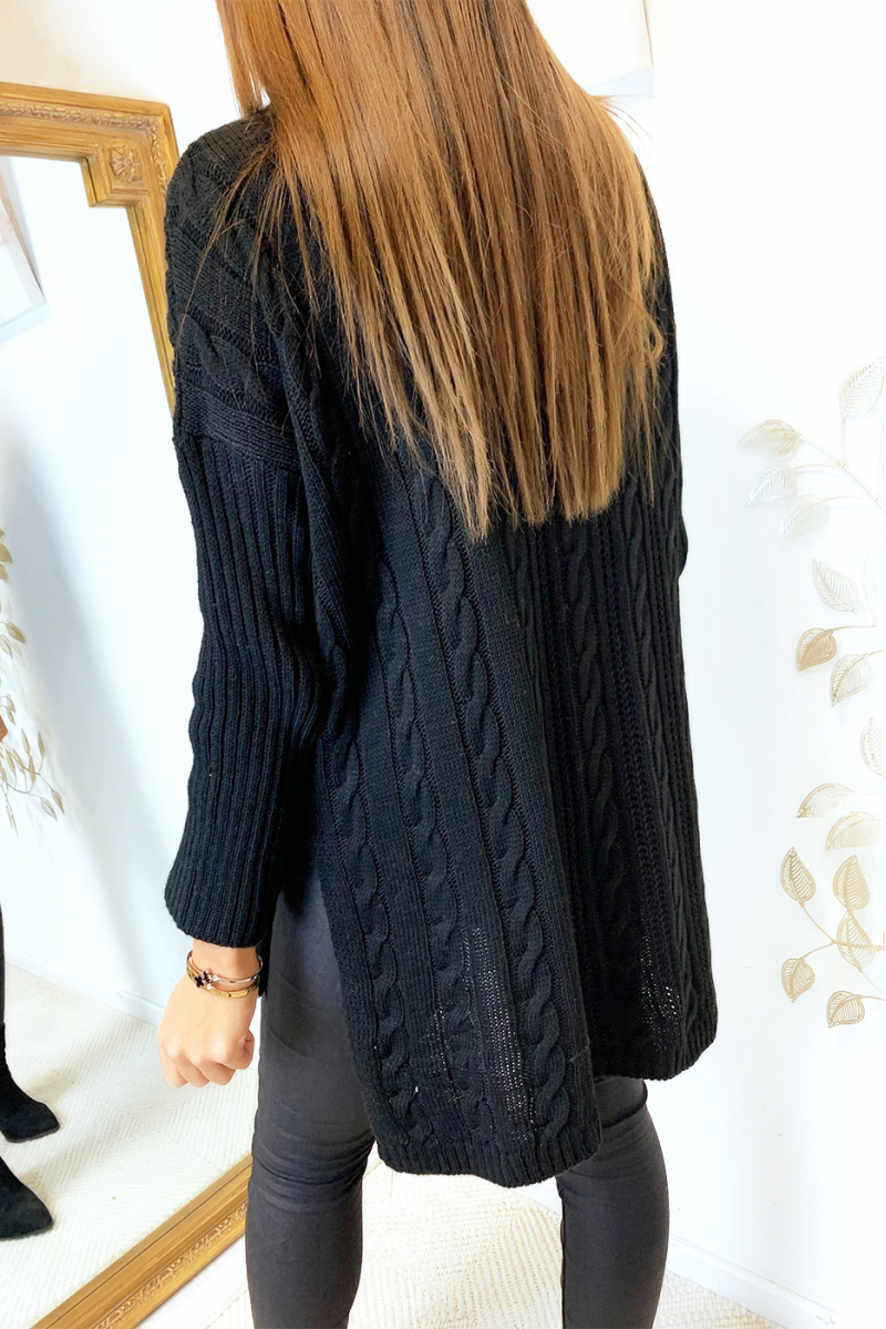 Joli pull ample col roulé en noir avec de jolie tresse et des fentes sur les cotés Joli pull ample col roulé en noir avec de jolie tresse et des fentes sur les cotés