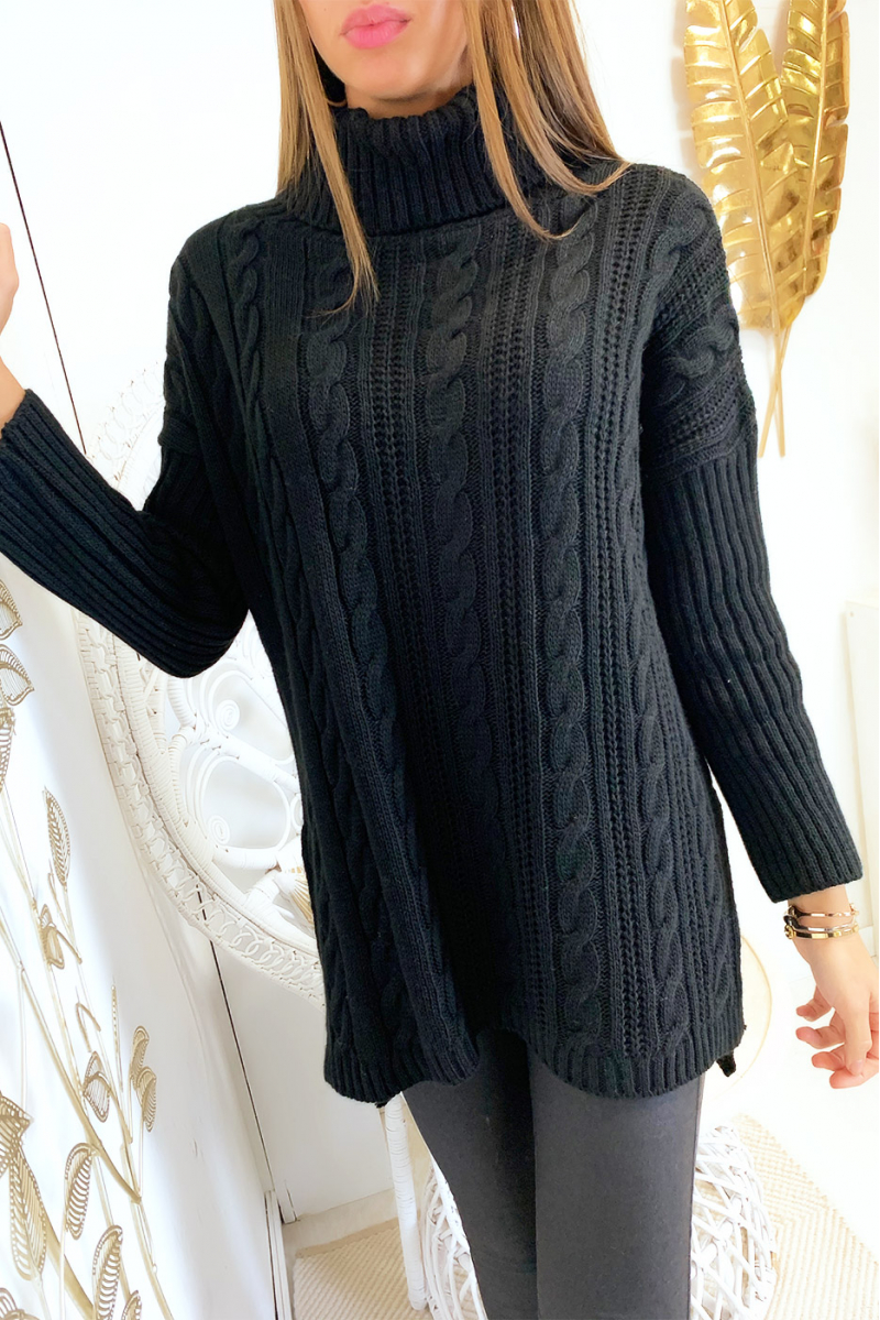 Joli pull ample col roulé en noir avec de jolie tresse et des fentes sur les cotés Joli pull ample col roulé en noir avec de jolie tresse et des fentes sur les cotés