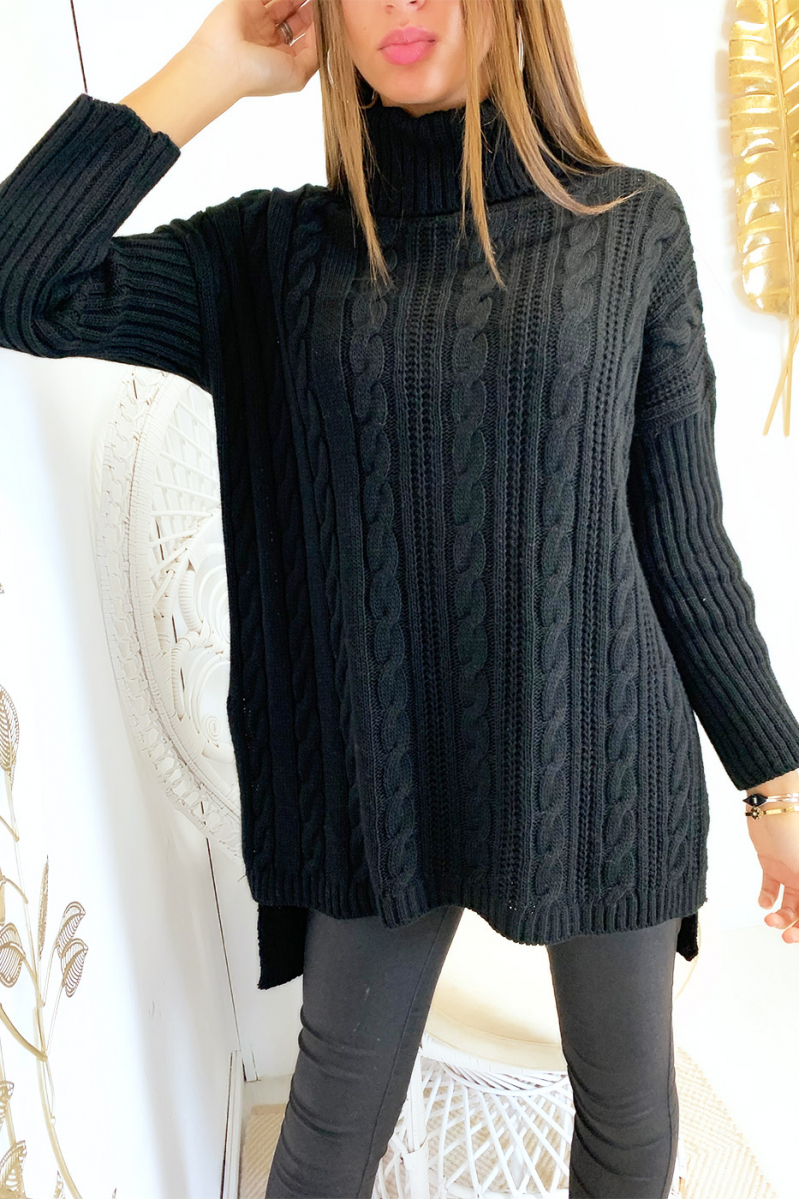 Joli pull ample col roulé en noir avec de jolie tresse et des fentes sur les cotés Joli pull ample col roulé en noir avec de jolie tresse et des fentes sur les cotés