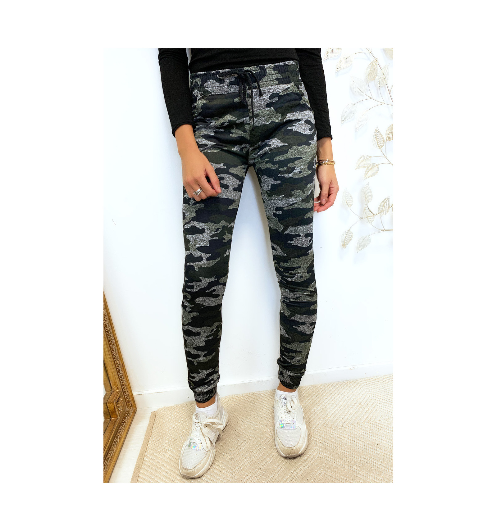 Pantalon jogging militaire noir avec poches. Enleg 9-169.
