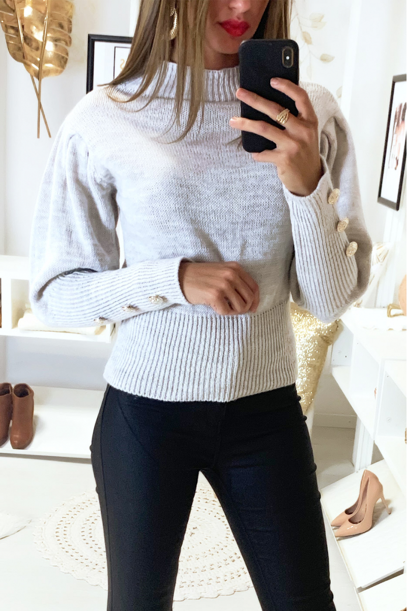 Joli pull gris avec col montant épaules bouffante et boutons aux manches Joli pull gris avec col montant épaules bouffante et boutons aux manches