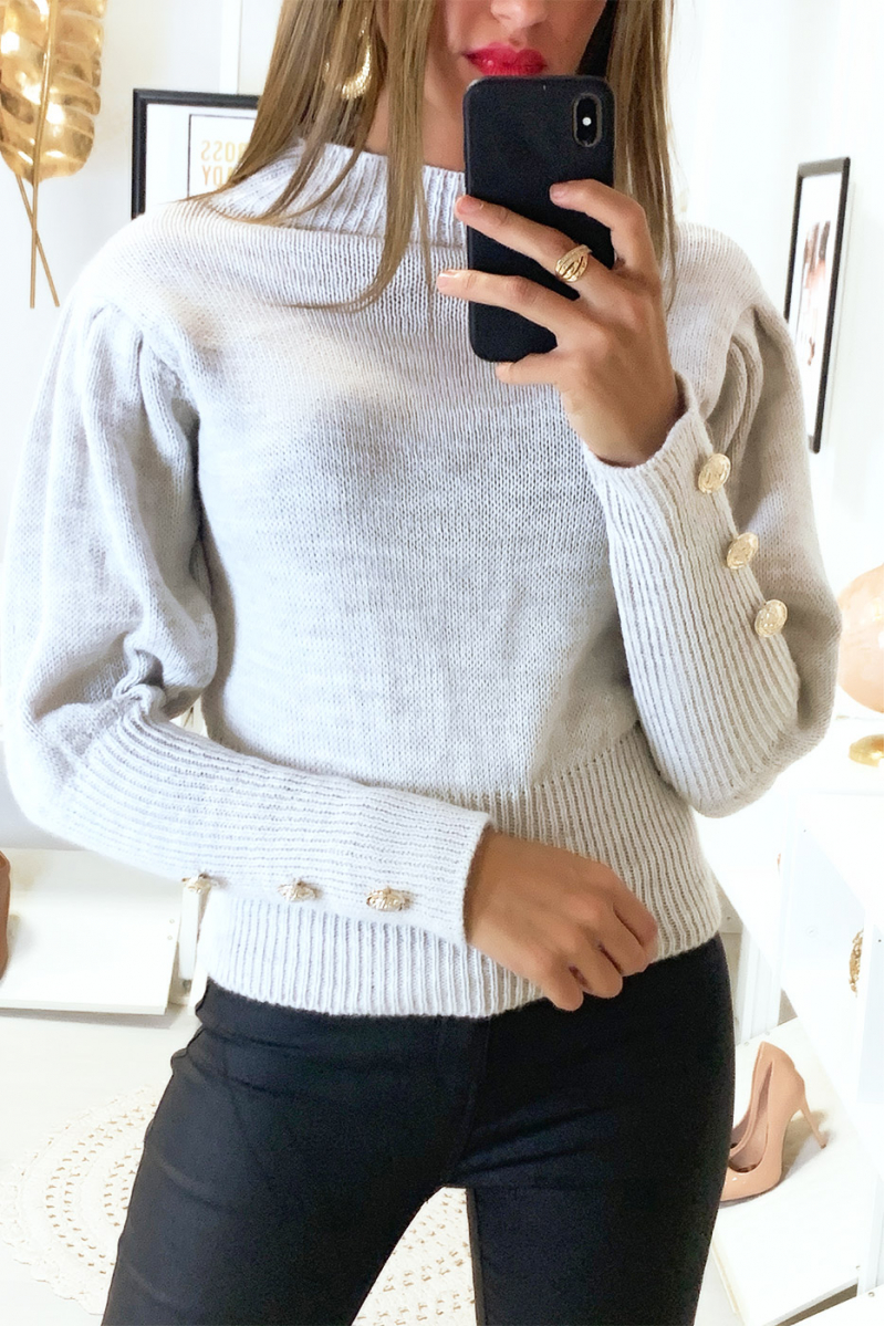 Joli pull gris avec col montant épaules bouffante et boutons aux manches Joli pull gris avec col montant épaules bouffante et boutons aux manches
