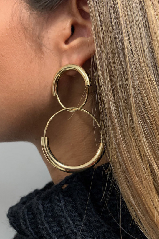 Boucle d'oreille doré. Boucle d'oreille doré.
