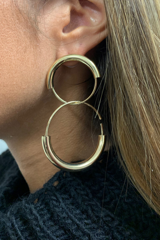 Boucle d'oreille doré. Boucle d'oreille doré.