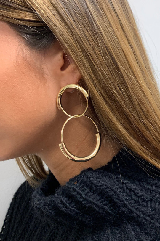 Boucle d'oreille doré. Boucle d'oreille doré.