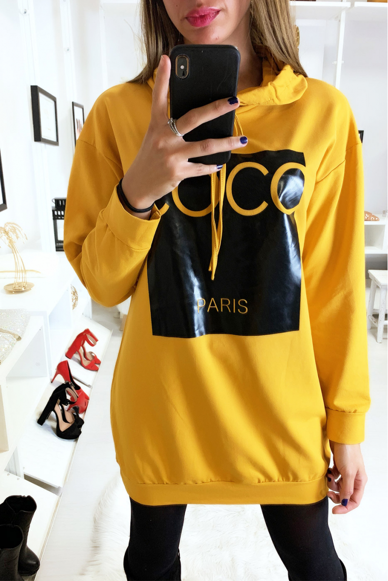 Mosterd hoodie met kokosnoot schrijven op glanzende achtergrond Mosterd hoodie met kokosnoot schrijven op glanzende achtergrond