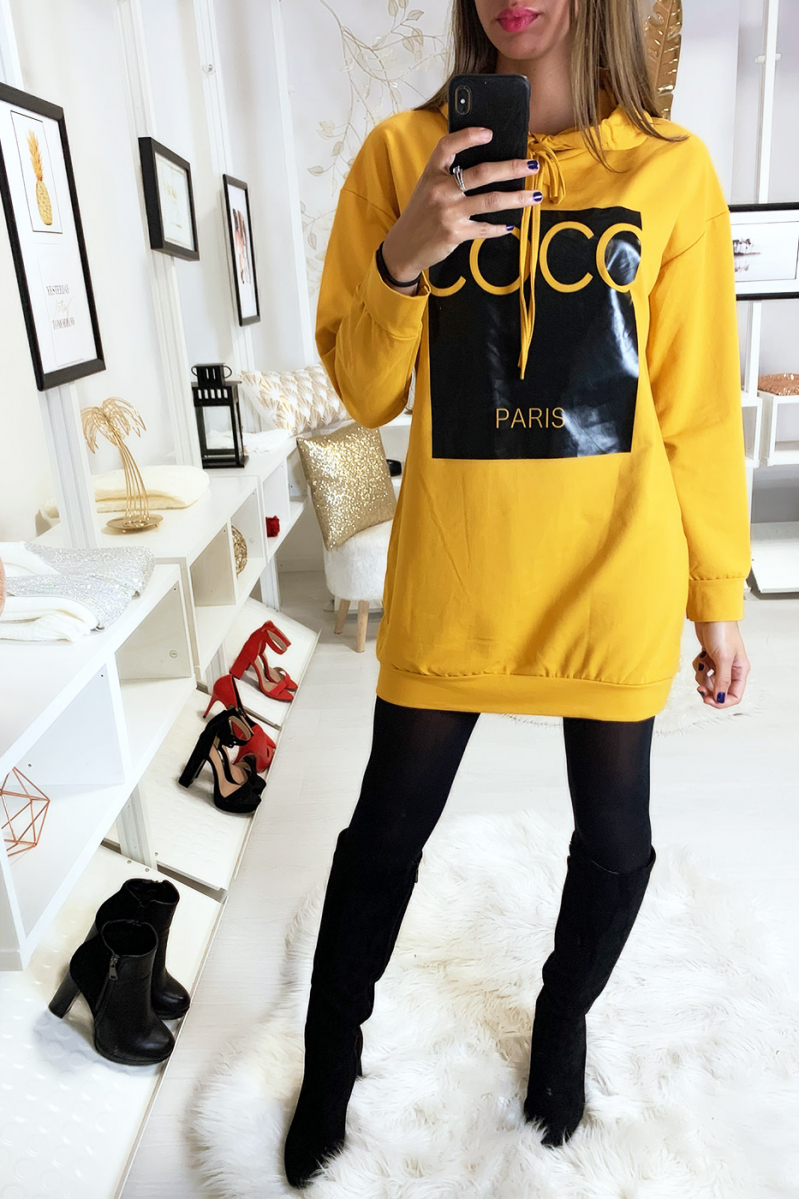 Mosterd hoodie met kokosnoot schrijven op glanzende achtergrond Mosterd hoodie met kokosnoot schrijven op glanzende achtergrond