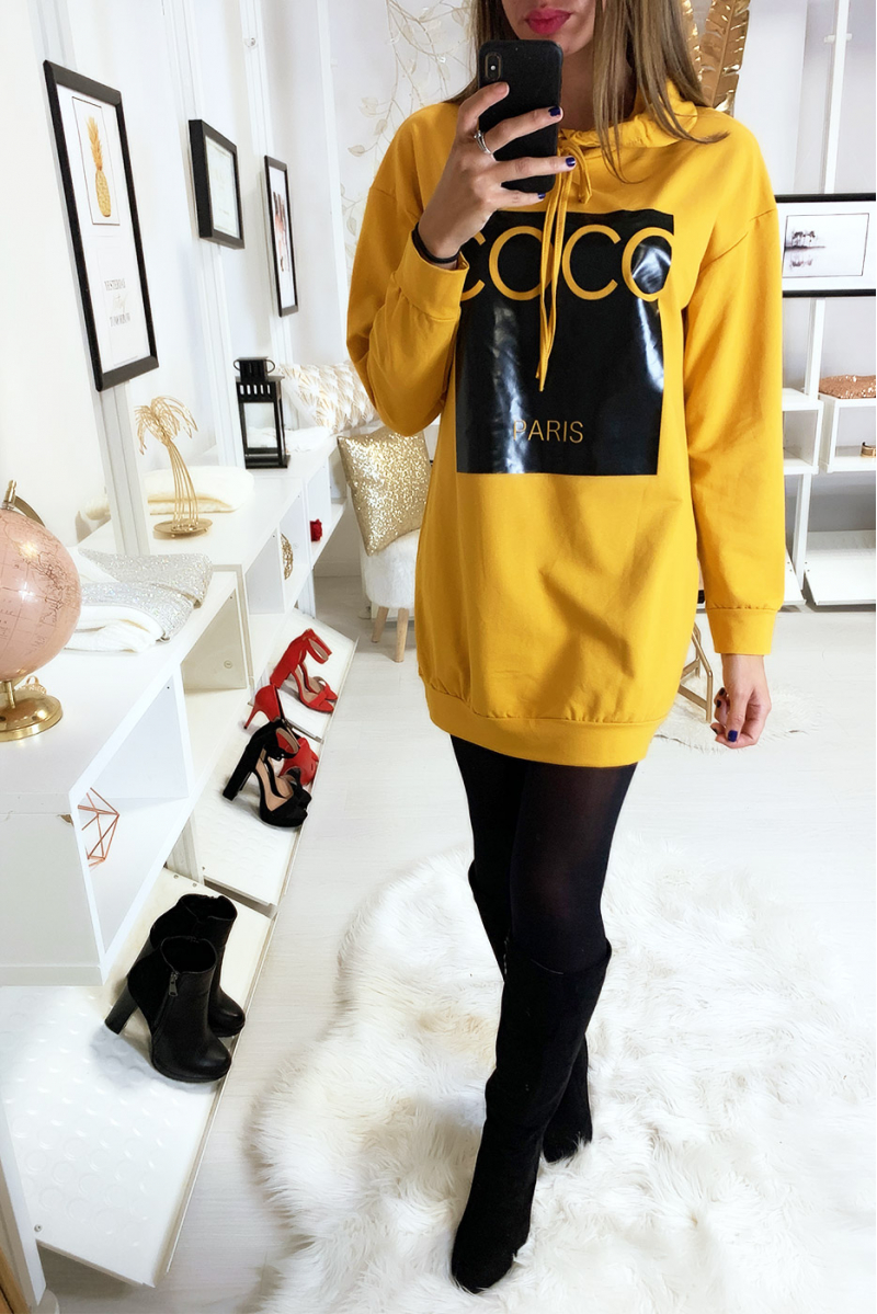 Mosterd hoodie met kokosnoot schrijven op glanzende achtergrond Mosterd hoodie met kokosnoot schrijven op glanzende achtergrond