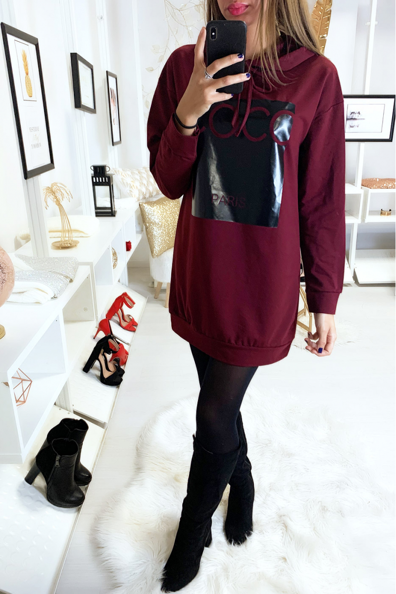 Sweat à capuche bordeaux avec écriture coco sur fond brillant Sweat à capuche bordeaux avec écriture coco sur fond brillant