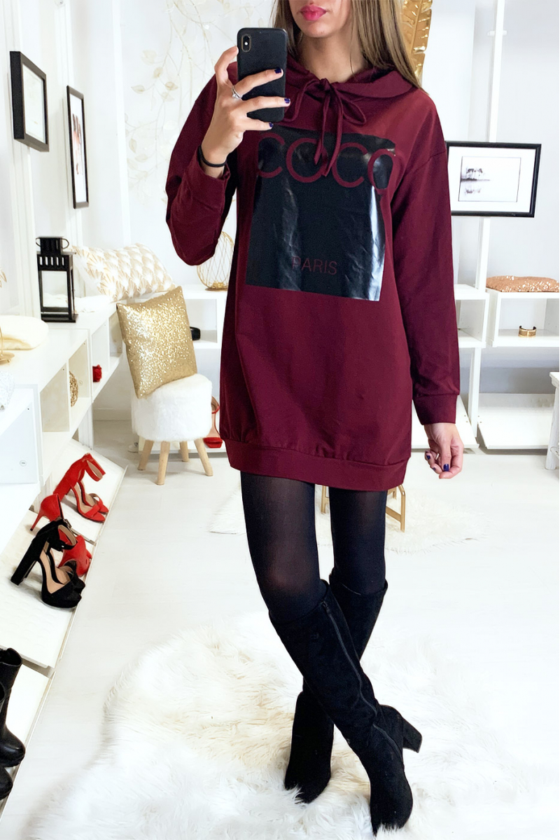 Sweat à capuche bordeaux avec écriture coco sur fond brillant Sweat à capuche bordeaux avec écriture coco sur fond brillant
