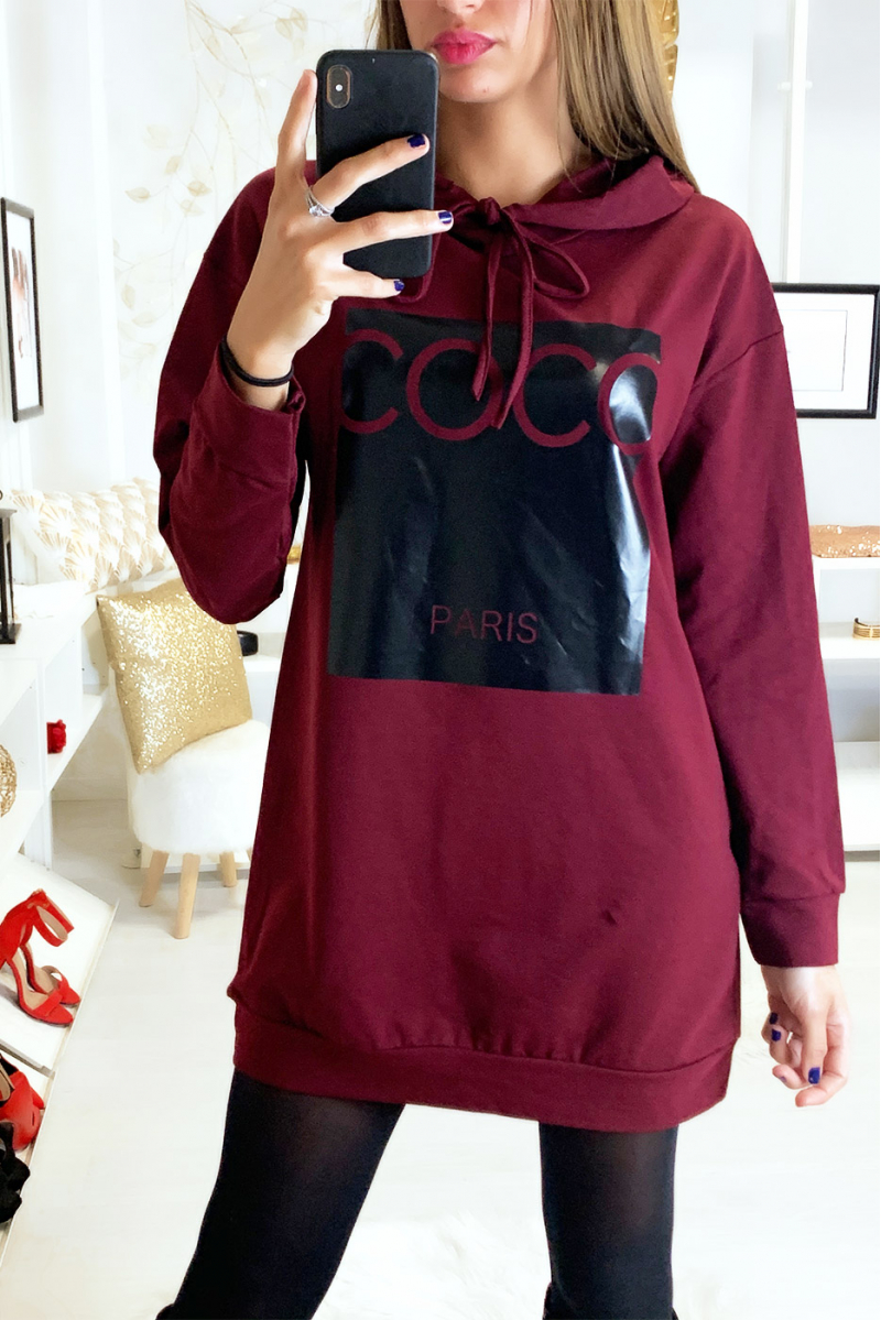 Sweat à capuche bordeaux avec écriture coco sur fond brillant Sweat à capuche bordeaux avec écriture coco sur fond brillant