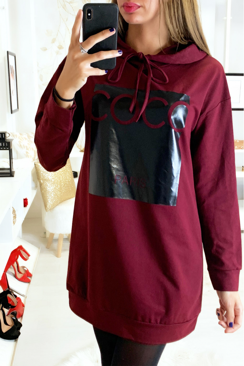 Sweat à capuche bordeaux avec écriture coco sur fond brillant Sweat à capuche bordeaux avec écriture coco sur fond brillant