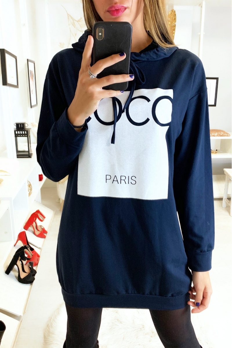 Sweat à capuche marine avec écriture coco sur fond brillant Sweat à capuche marine avec écriture coco sur fond brillant