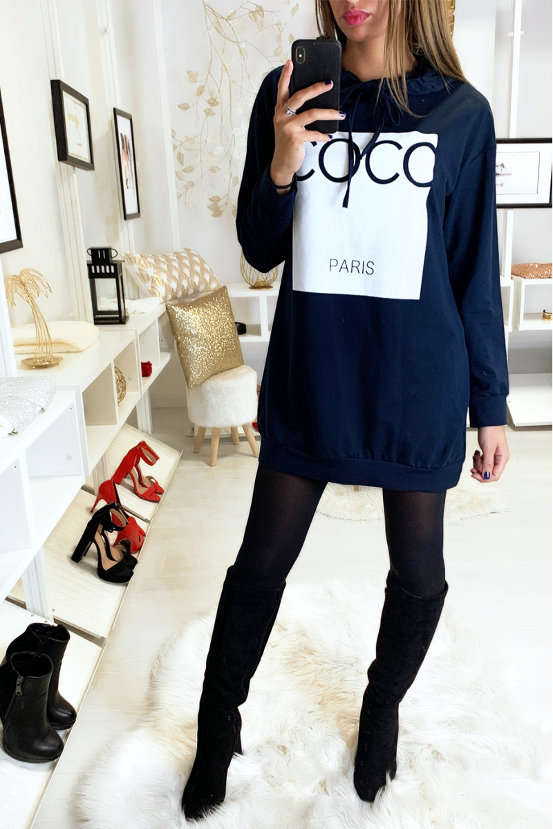 Sweat à capuche marine avec écriture coco sur fond brillant Sweat à capuche marine avec écriture coco sur fond brillant