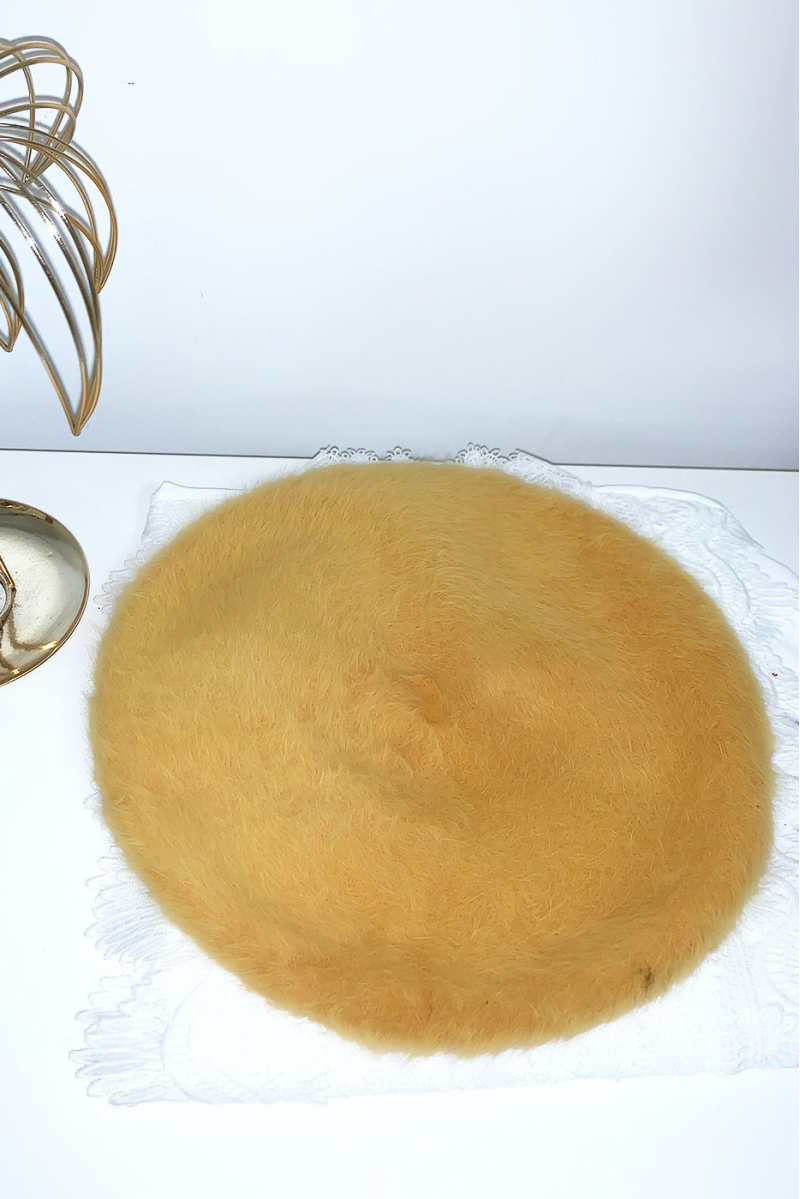 Mooie mosterd baret van zacht materiaal Mooie mosterd baret van zacht materiaal