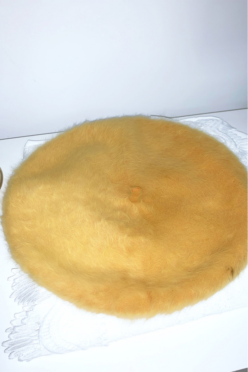 Mooie mosterd baret van zacht materiaal Mooie mosterd baret van zacht materiaal