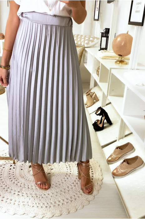 chaussures avec jupe longue plissée