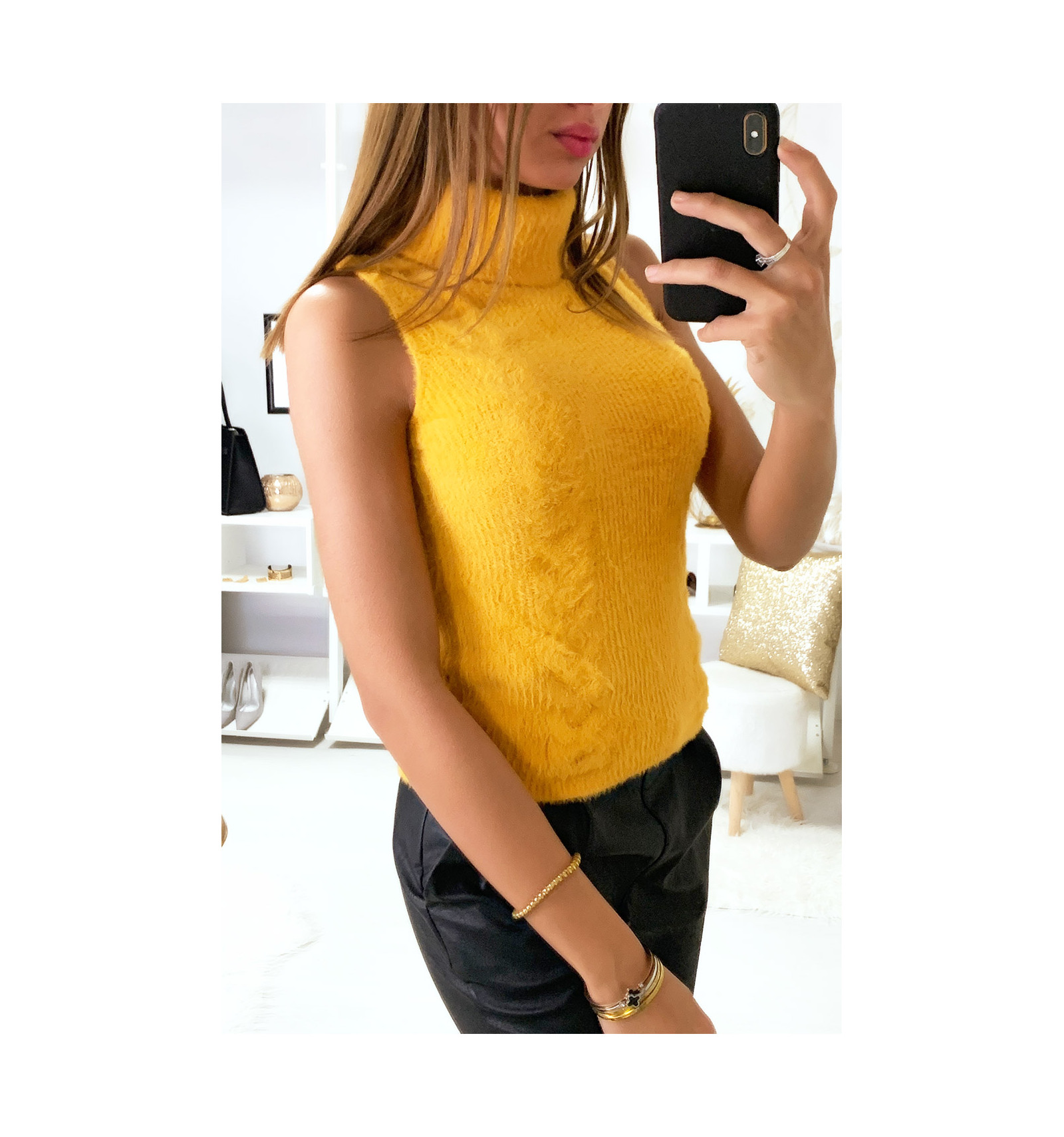 Pull moutarde col roulé sans manche ans une matière très douce
