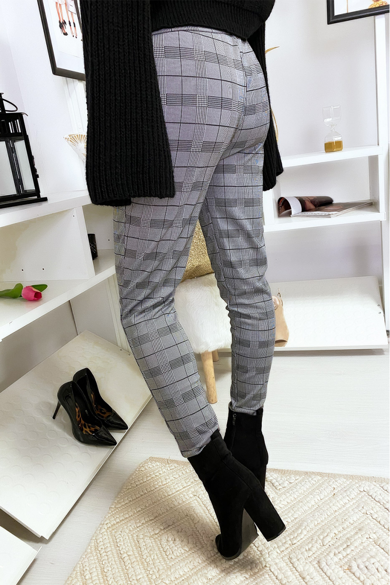 Pantalon cigarette Noir et Blanc à motif pieds de poule. Pantalon cigarette Noir et Blanc à motif pieds de poule.
