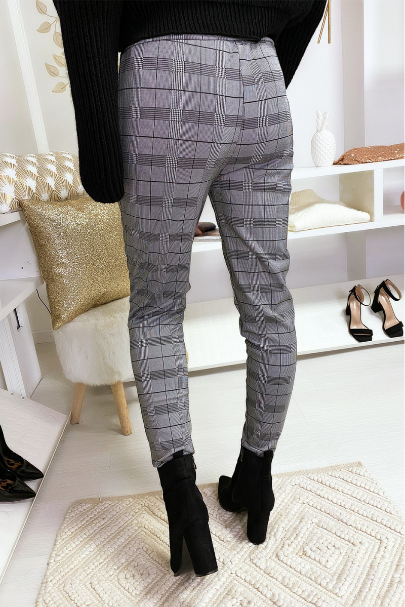 Pantalon cigarette Noir et Blanc à motif pieds de poule. Pantalon cigarette Noir et Blanc à motif pieds de poule.