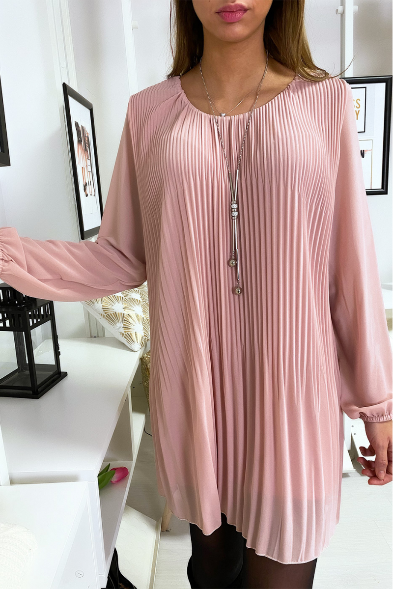 Losvallende en geplooide roze tuniekjurk met ketting Losvallende en geplooide roze tuniekjurk met ketting