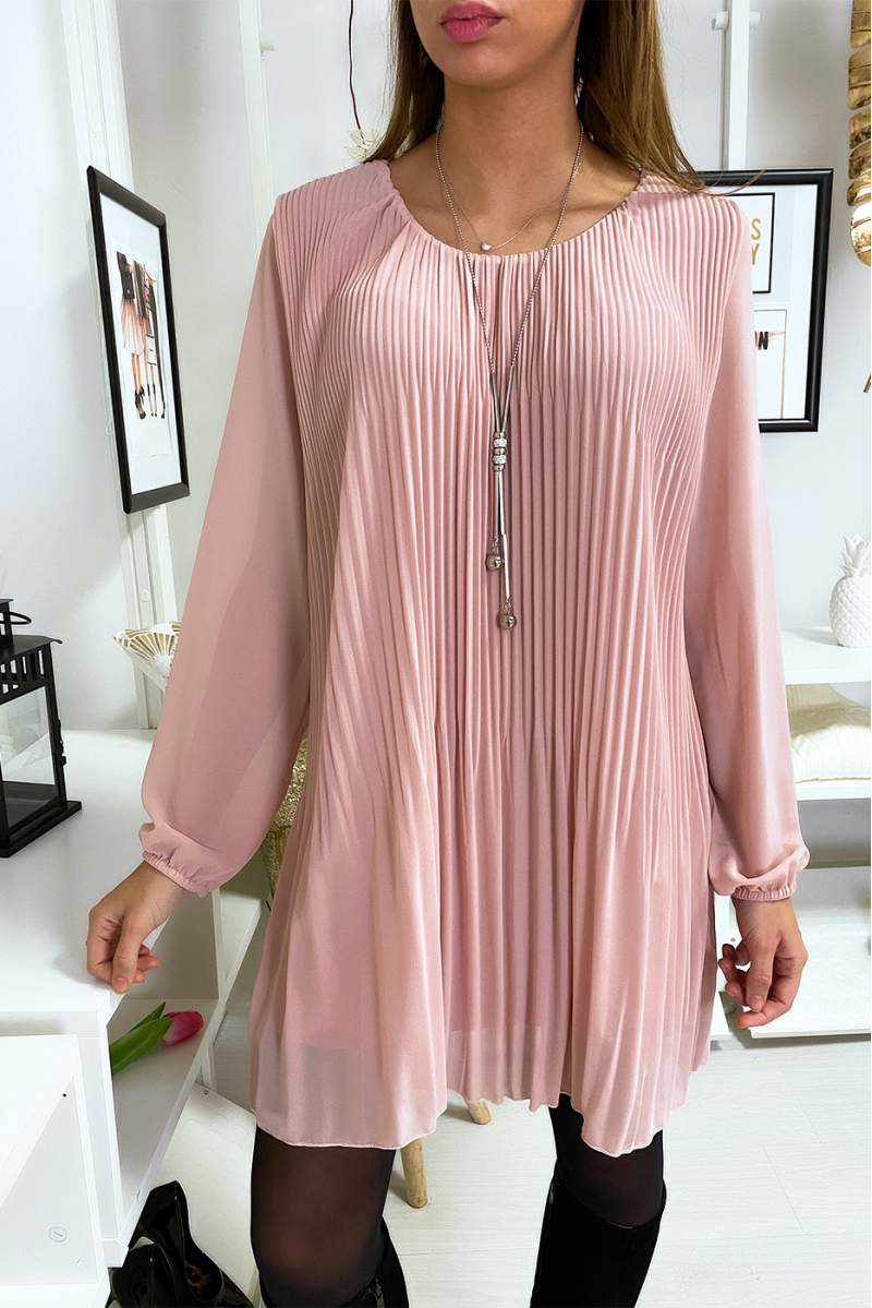 Losvallende en geplooide roze tuniekjurk met ketting Losvallende en geplooide roze tuniekjurk met ketting