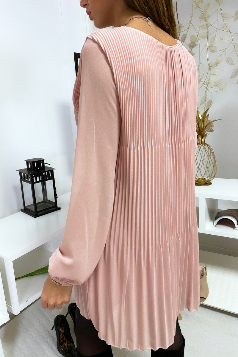 Losvallende en geplooide roze tuniekjurk met ketting Losvallende en geplooide roze tuniekjurk met ketting