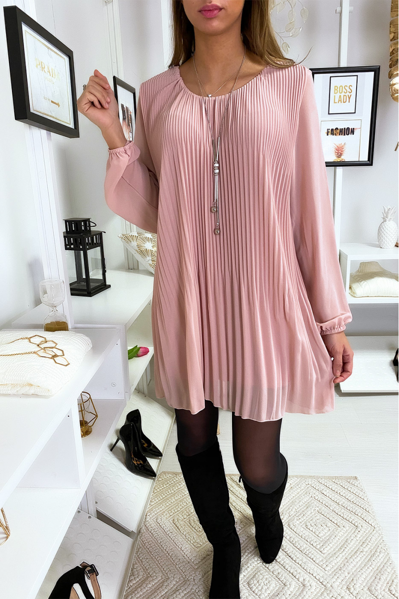 Losvallende en geplooide roze tuniekjurk met ketting Losvallende en geplooide roze tuniekjurk met ketting
