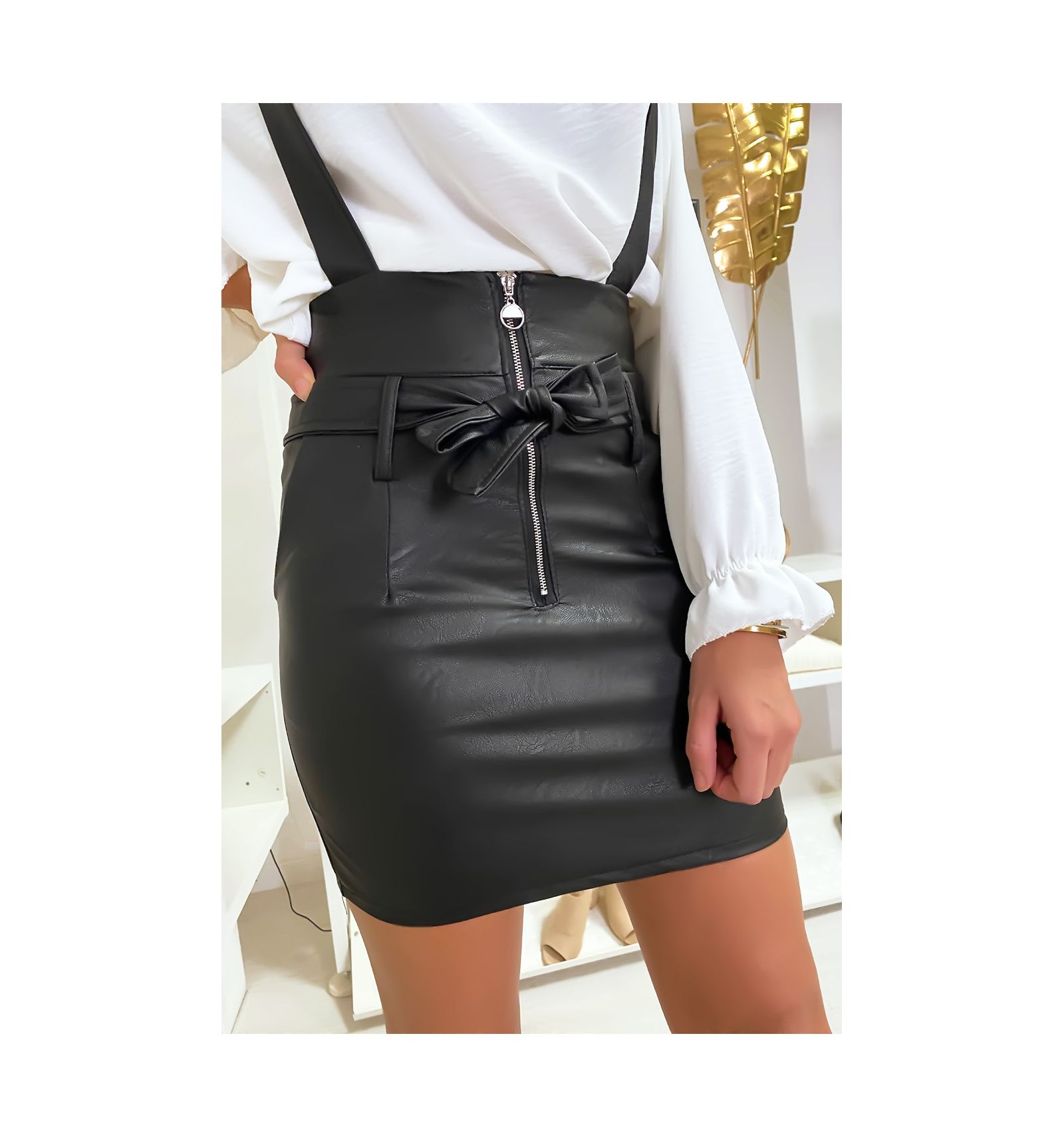 Mini jupe noir en simili cuir à bretelles et noeud