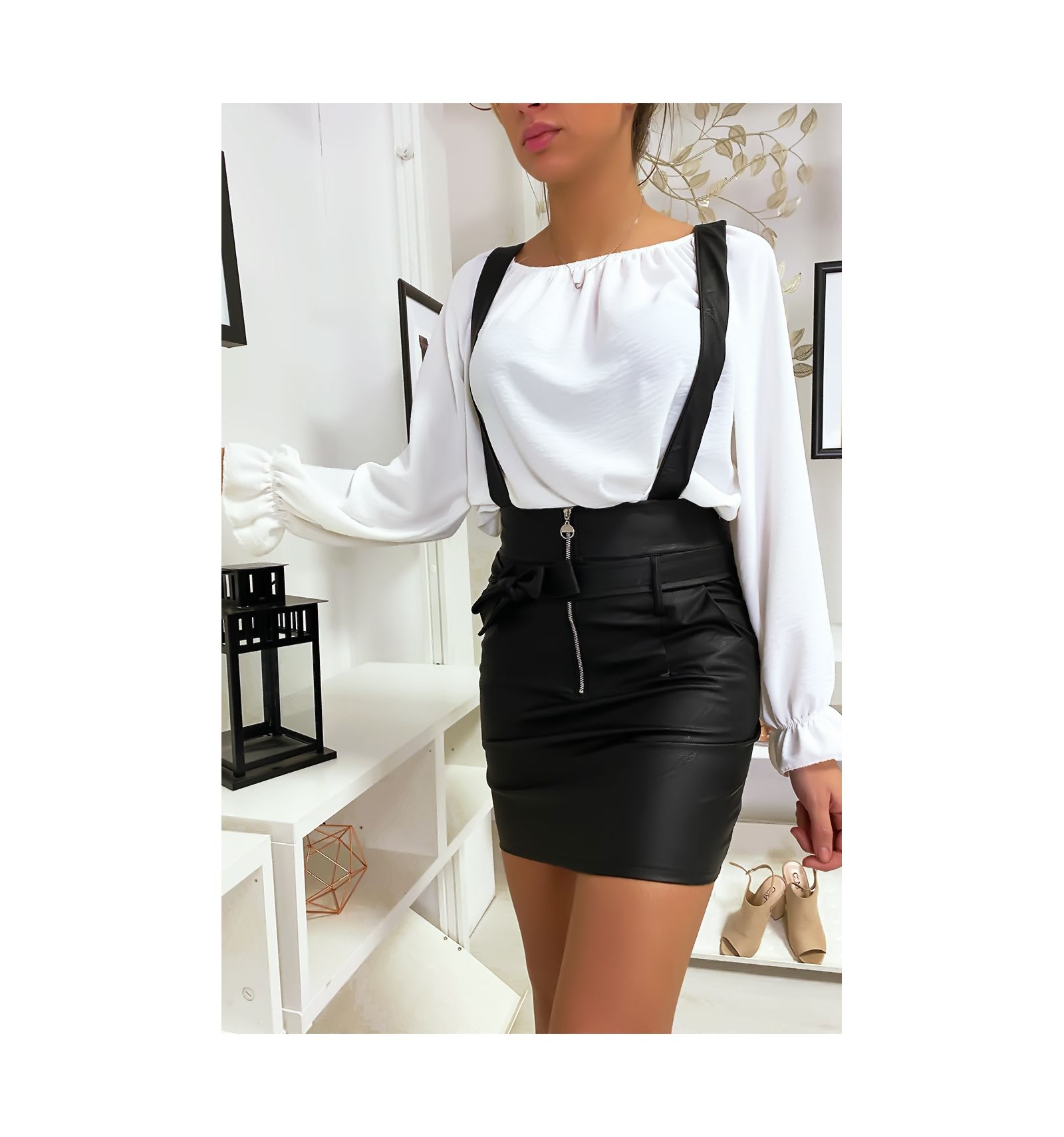 Mini jupe noir en simili cuir à bretelles et noeud