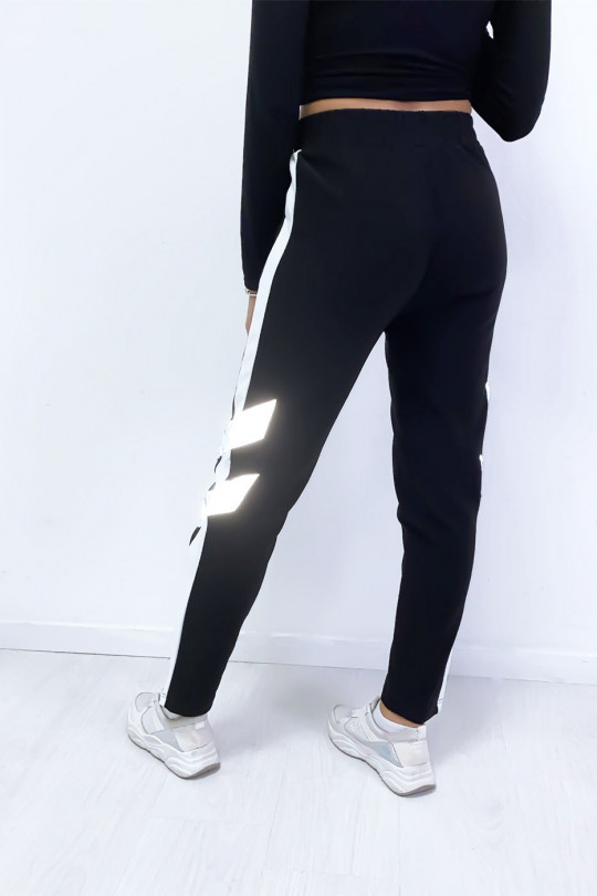 Jogging noir avec bande blanche et brillante avec poches Jogging noir avec bande blanche et brillante avec poches