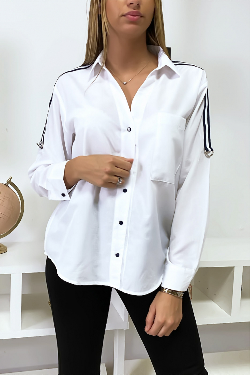 Chemise Blanche à bande rayé sur épaules. Chemise Blanche à bande rayé sur épaules.
