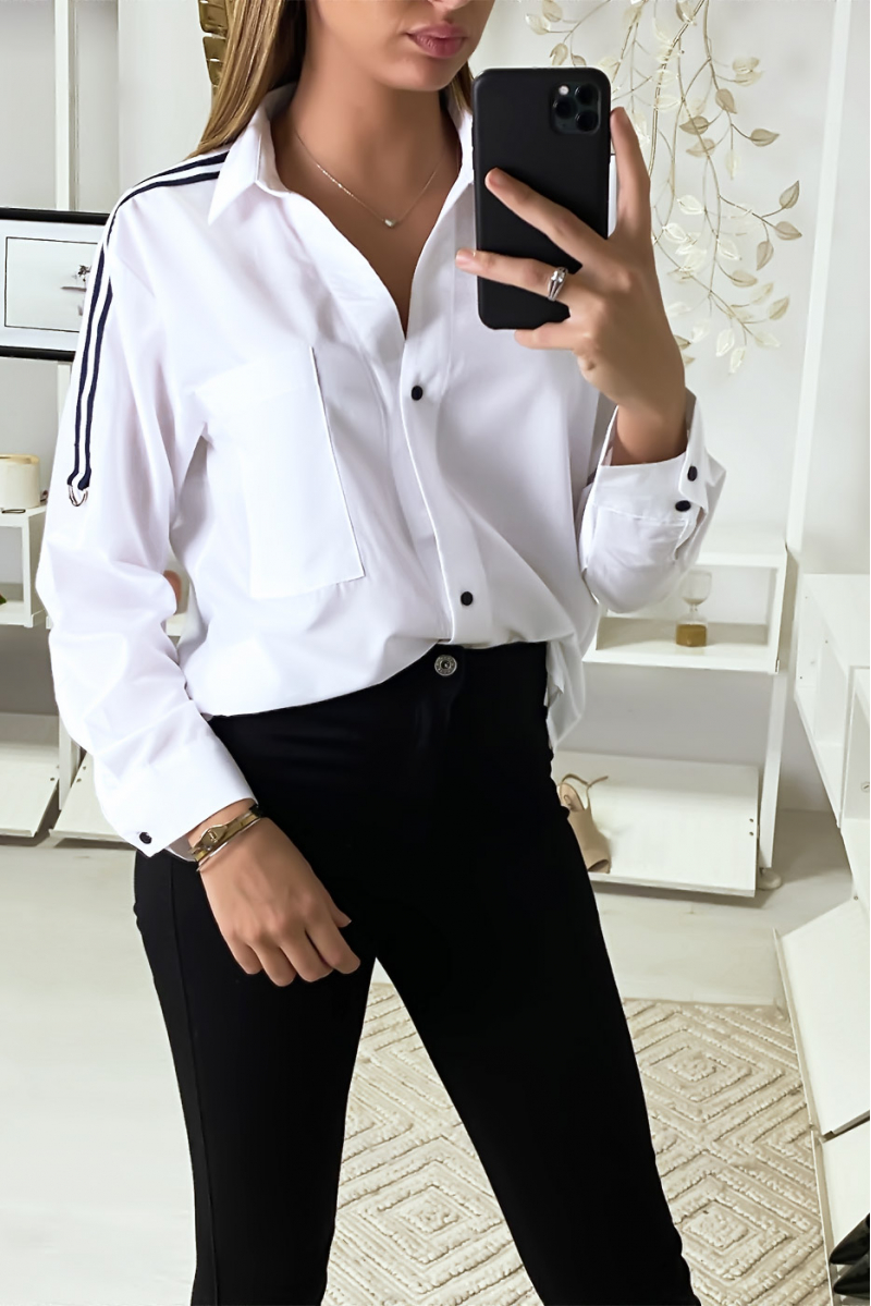 Chemise Blanche à bande rayé sur épaules. Chemise Blanche à bande rayé sur épaules.