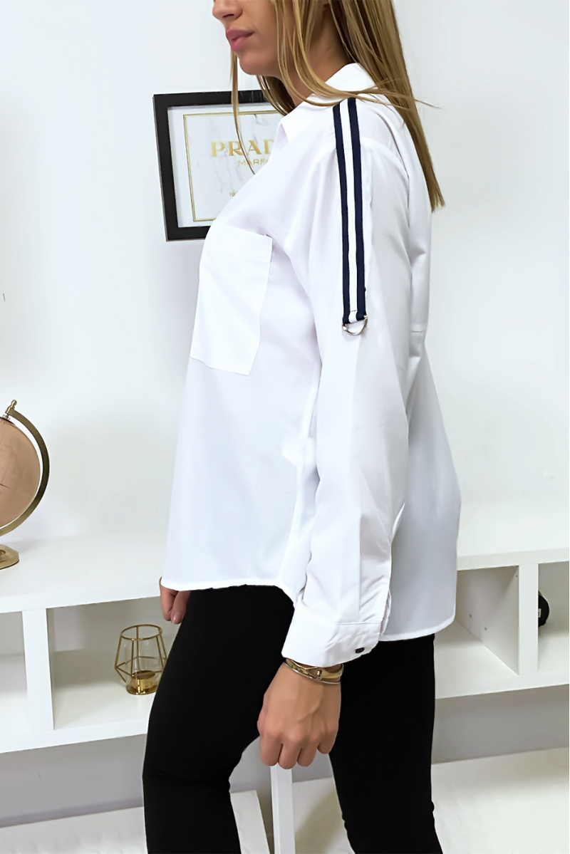 Chemise Blanche à bande rayé sur épaules. Chemise Blanche à bande rayé sur épaules.