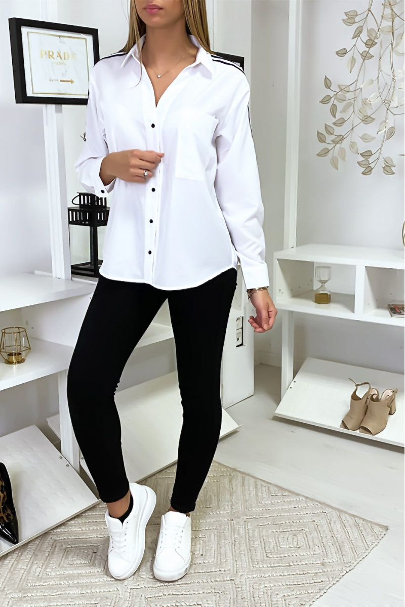 Chemise Blanche à bande rayé sur épaules. Chemise Blanche à bande rayé sur épaules.