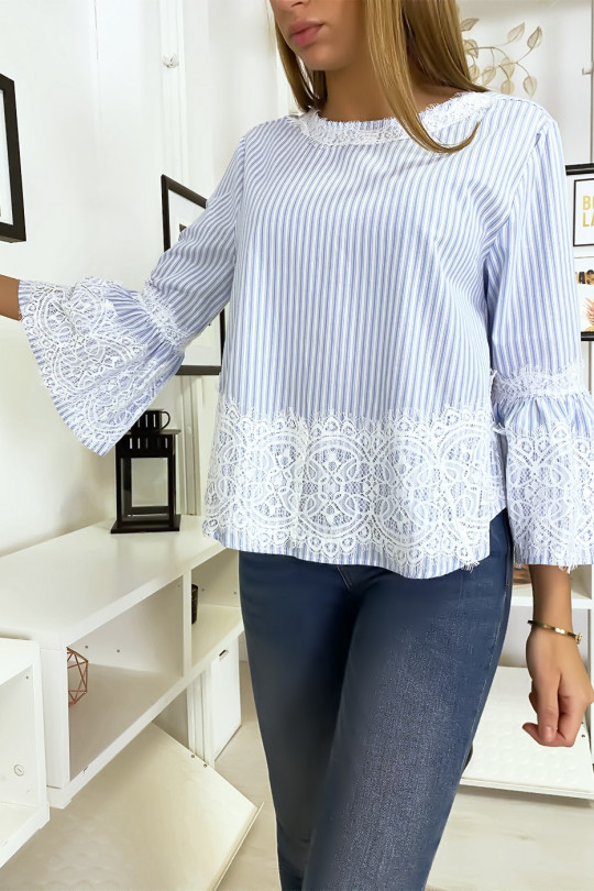Blouse bleu ciel rayé avec dentelle Blouse bleu ciel rayé avec dentelle