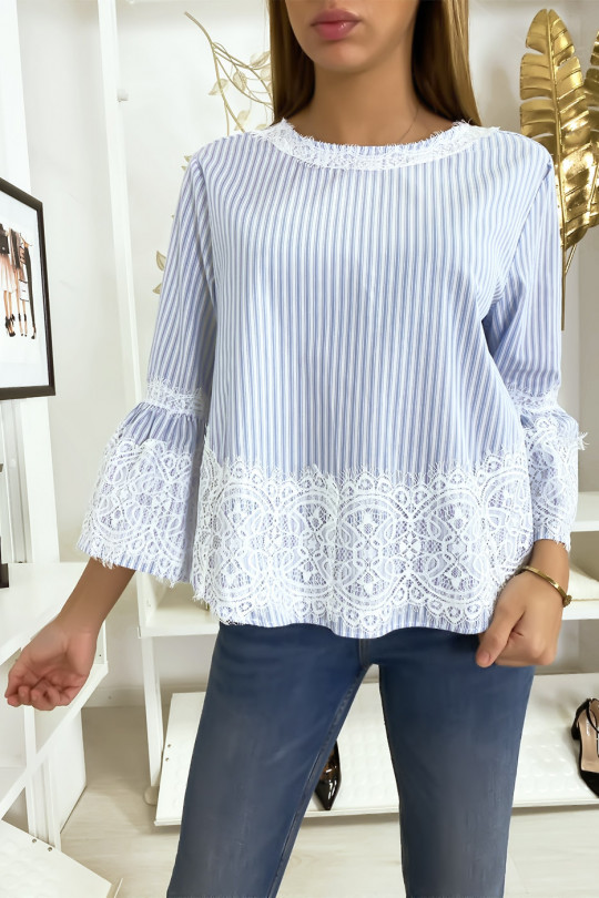 Blouse bleu ciel rayé avec dentelle Blouse bleu ciel rayé avec dentelle
