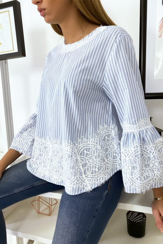 Blouse bleu ciel rayé avec dentelle Blouse bleu ciel rayé avec dentelle