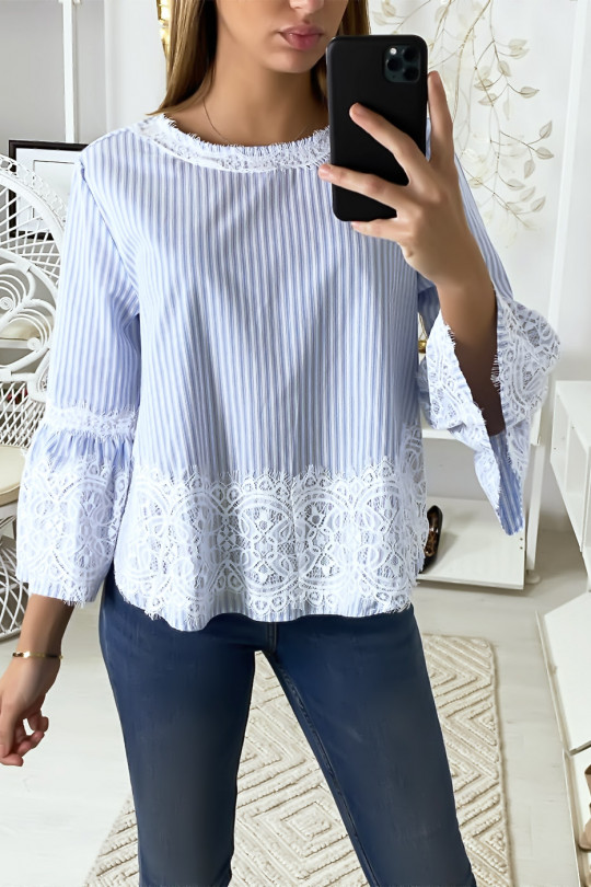 Blouse bleu ciel rayé avec dentelle Blouse bleu ciel rayé avec dentelle