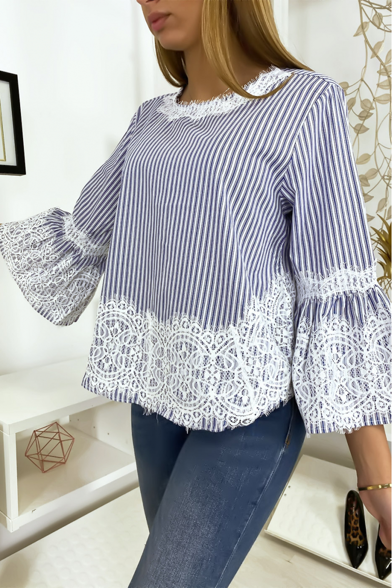 Blouse bleu foncé rayé avec dentelle Blouse bleu foncé rayé avec dentelle
