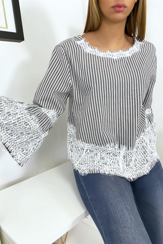 Blouse noir rayé avec dentelle Blouse noir rayé avec dentelle