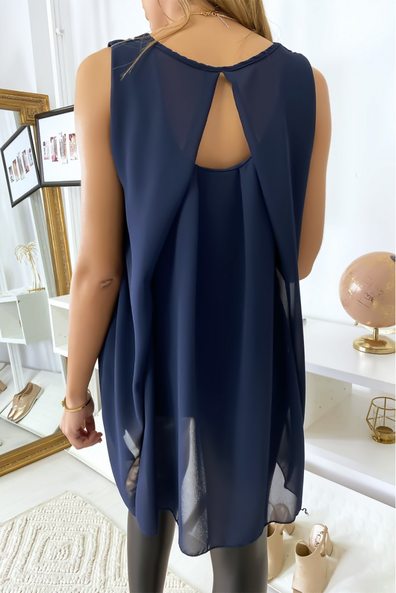 Haut marine en voilage avec collier. Haut marine en voilage avec collier.