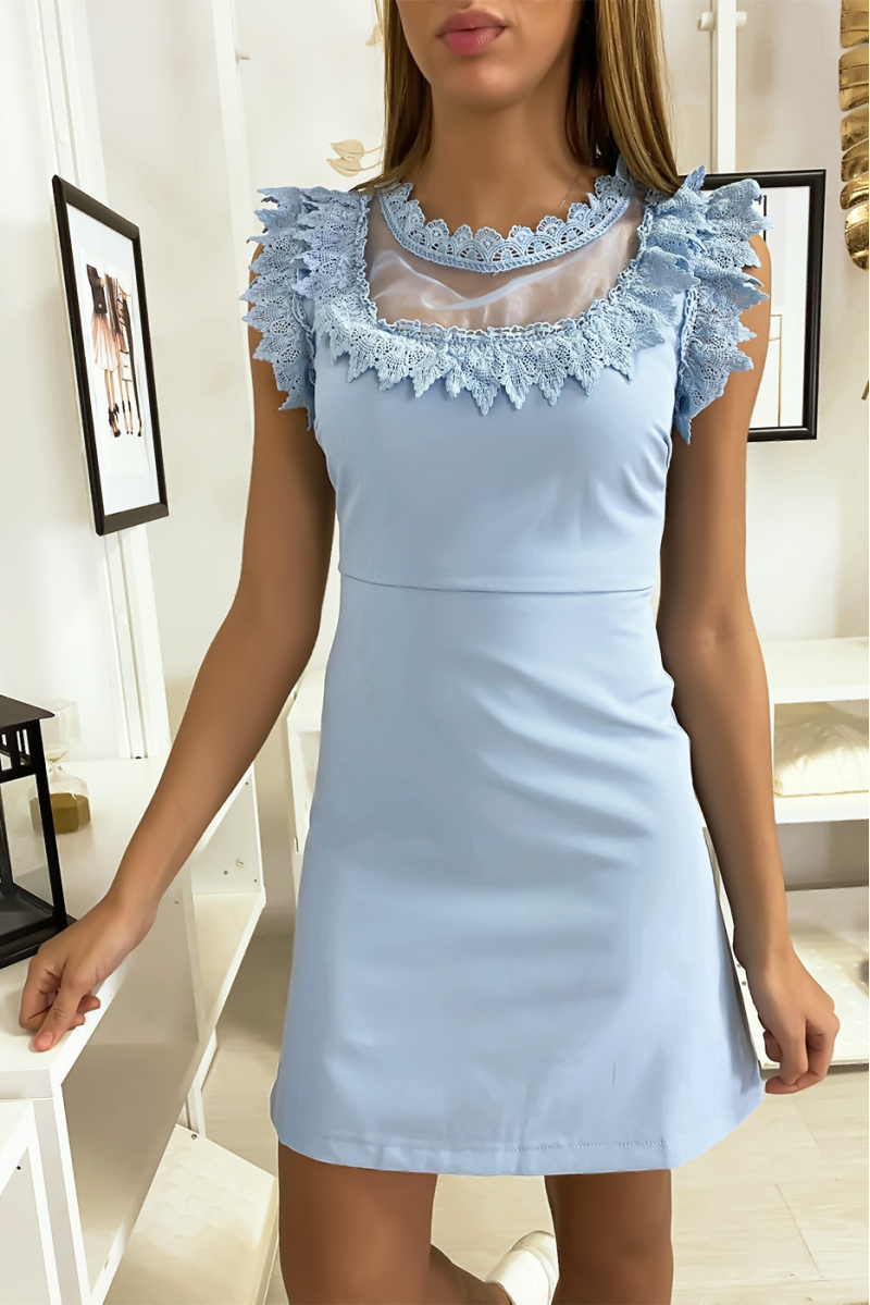 Robe bleu avec mousseline et dentelle au buste et au col. Robe bleu avec mousseline et dentelle au buste et au col.