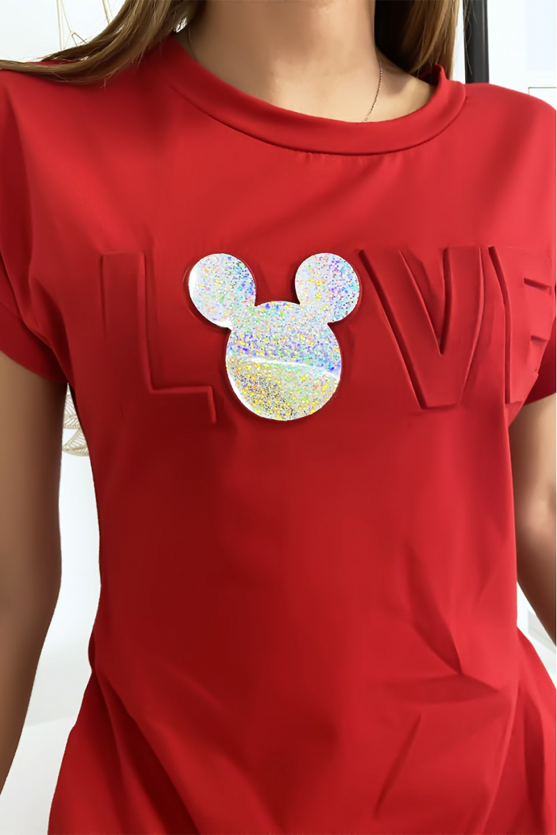 Rode t-shirtjurk met gebogen LIEFDE-tekst Rode t-shirtjurk met gebogen LIEFDE-tekst
