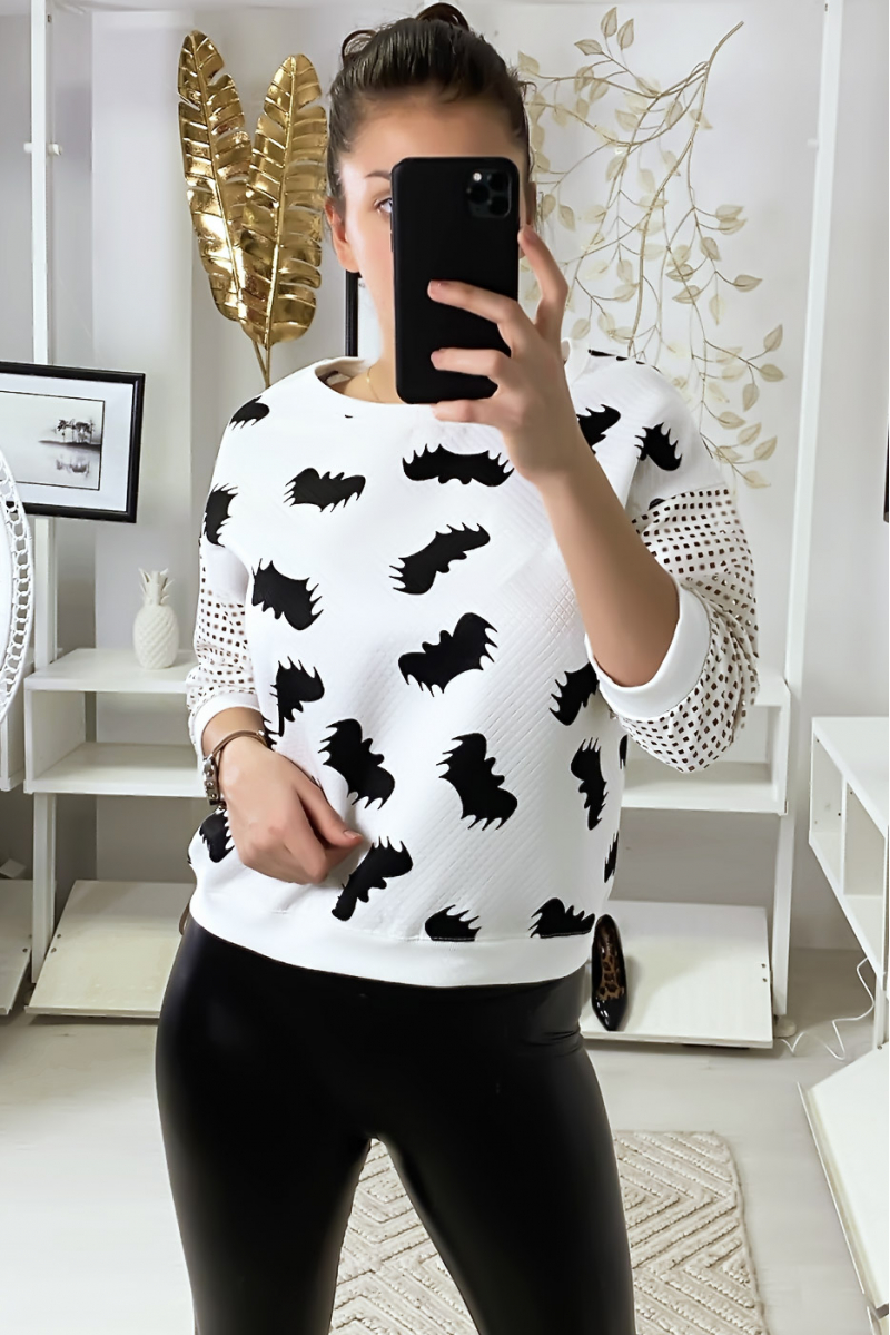 Pull blanc à motif chauve-souris et manches à trou quadrillé. Pull blanc à motif chauve-souris et manches à trou quadrillé.