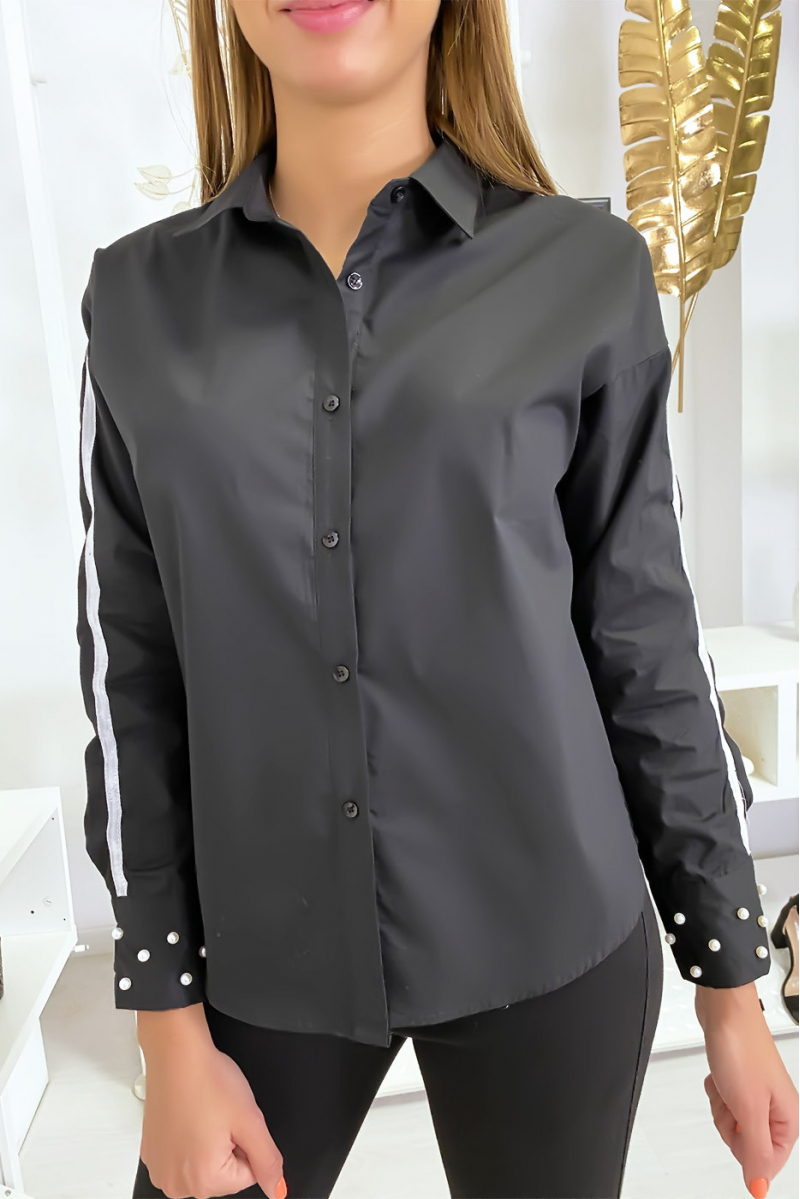 Chemise noir avec bande blanche sur les bras et perles aux manches Chemise noir avec bande blanche sur les bras et perles aux manches