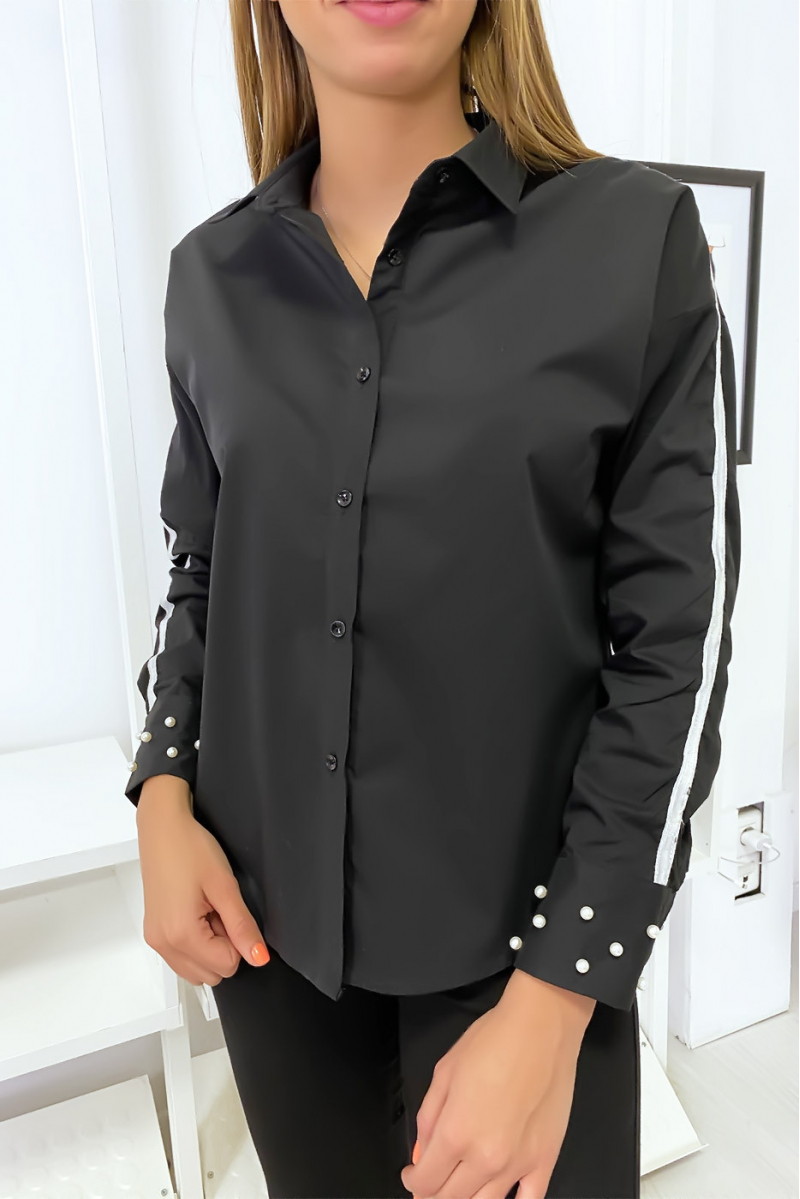 Chemise noir avec bande blanche sur les bras et perles aux manches Chemise noir avec bande blanche sur les bras et perles aux manches