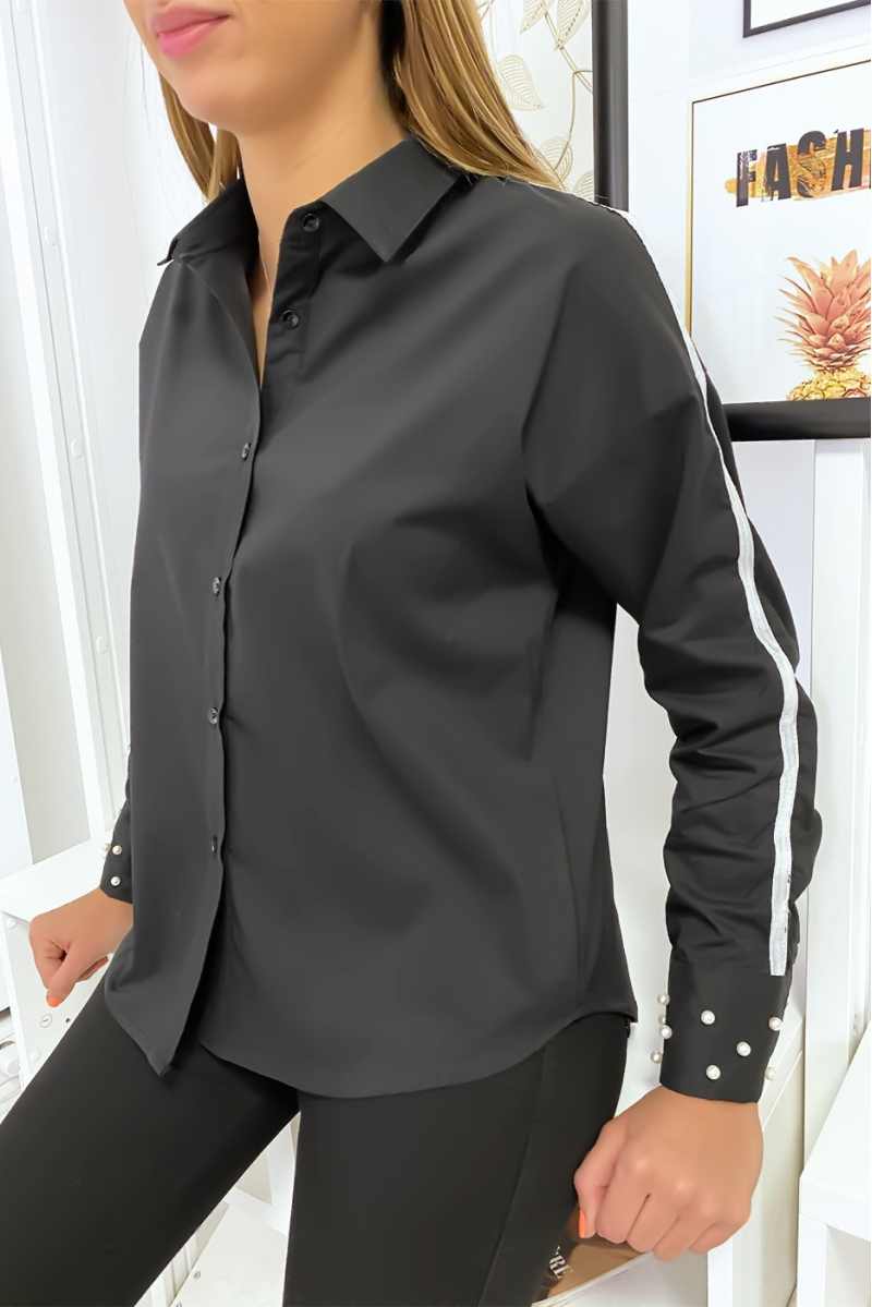 Chemise noir avec bande blanche sur les bras et perles aux manches Chemise noir avec bande blanche sur les bras et perles aux manches