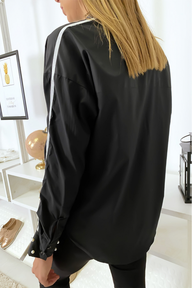 Chemise noir avec bande blanche sur les bras et perles aux manches Chemise noir avec bande blanche sur les bras et perles aux manches