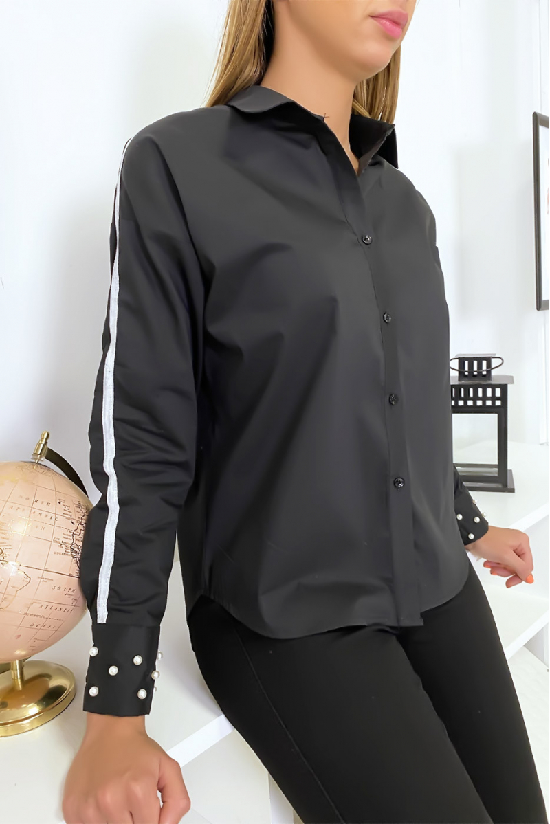 Chemise noir avec bande blanche sur les bras et perles aux manches Chemise noir avec bande blanche sur les bras et perles aux manches
